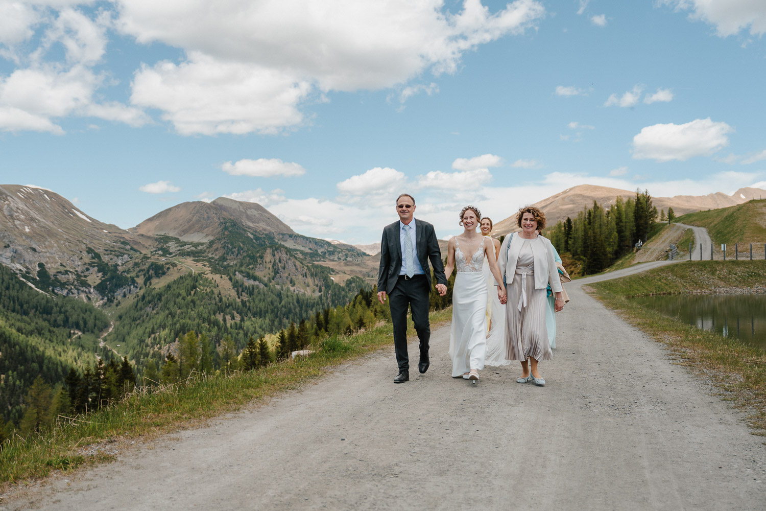 Hochzeit in den Bergen von Kärnten, Der Brautvater holt seine Tochter in der Biosphärenparkbahn Brunnach an der Gondel ab. Hochzeit in den Bergen von Kärnten, Hochzeitsfotograf Valentino Zippo aus Kärnten, Bad Kleinkirchheim Hochzeit, Nockberge Hochzeit, Hochzeitsfotograf Kärnten, Hochzeitsfotos, Heiraten am Gipfel, Alpen, Weddingphotographer Carinthia, Nockberge