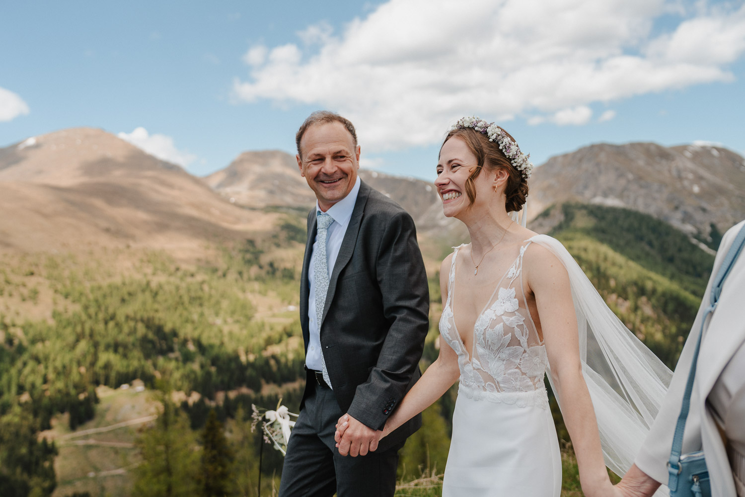 Hochzeit in den Bergen von Kärnten, Der Brautvater holt seine Tochter in der Biosphärenparkbahn Brunnach an der Gondel ab. Hochzeit in den Bergen von Kärnten, Hochzeitsfotograf Valentino Zippo aus Kärnten, Bad Kleinkirchheim Hochzeit, Nockberge Hochzeit, Hochzeitsfotograf Kärnten, Hochzeitsfotos, Heiraten am Gipfel, Alpen, Weddingphotographer Carinthia, Nockberge