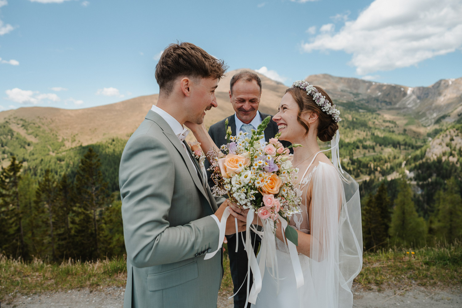 Hochzeit in den Bergen von Kärnten, Der Brautvater holt seine Tochter in der Biosphärenparkbahn Brunnach an der Gondel ab. Hochzeit in den Bergen von Kärnten, Hochzeitsfotograf Valentino Zippo aus Kärnten, Bad Kleinkirchheim Hochzeit, Nockberge Hochzeit, Hochzeitsfotograf Kärnten, Hochzeitsfotos, Heiraten am Gipfel, Alpen, Weddingphotographer Carinthia, Nockberge