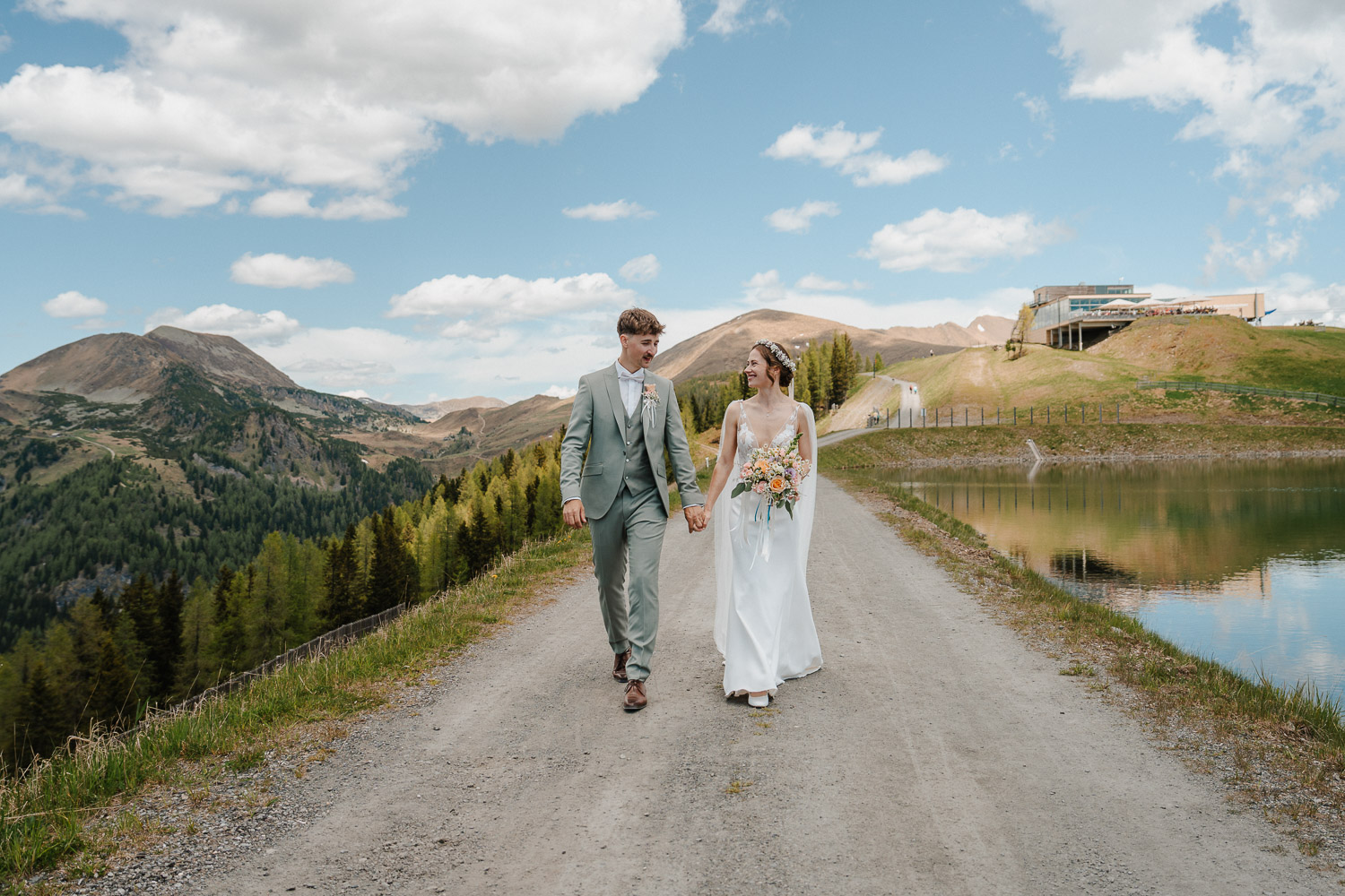 Hochzeit in den Bergen von Kärnten, Der Brautvater holt seine Tochter in der Biosphärenparkbahn Brunnach an der Gondel ab. Hochzeit in den Bergen von Kärnten, Hochzeitsfotograf Valentino Zippo aus Kärnten, Bad Kleinkirchheim Hochzeit, Nockberge Hochzeit, Hochzeitsfotograf Kärnten, Hochzeitsfotos, Heiraten am Gipfel, Alpen, Weddingphotographer Carinthia, Nockberge