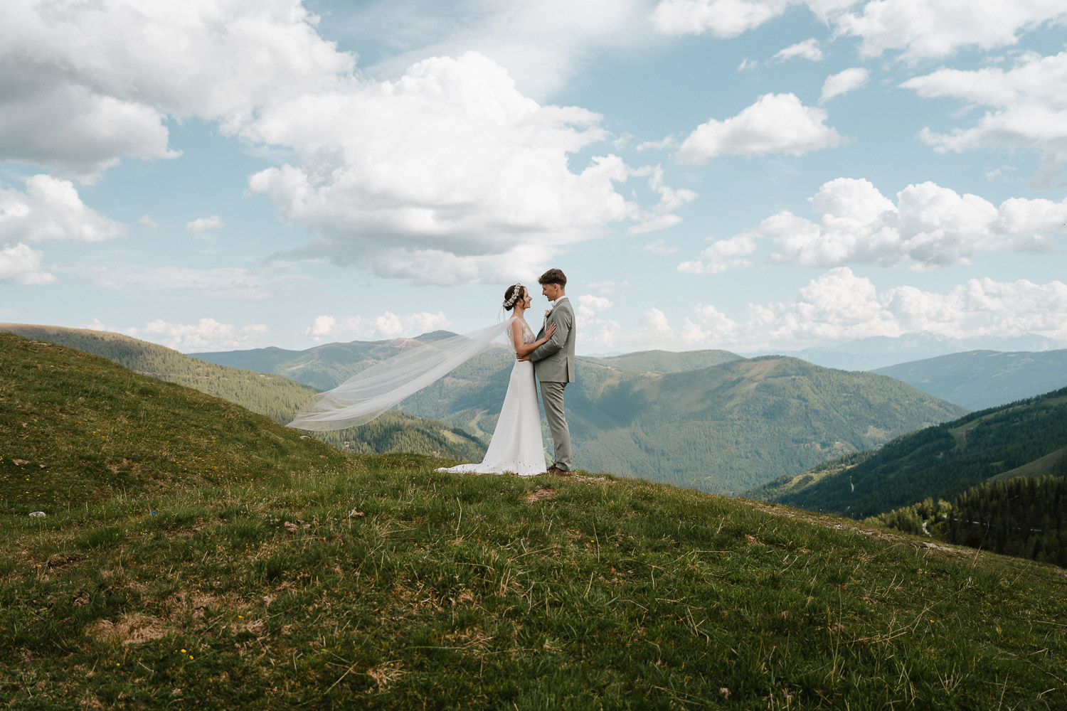 Hochzeitsfoto auf einem Berg in den Nockbergen bei Bad Kleinkirchheim, Hochzeit Berge, Hochzeitsfotograf Kärnten, Hochzeitsreportage Österreich Kärnten, Hochzeit in den Bergen, Bad Kleinkirchheim, Hochzeitsshooting, weddingphoto mountain, Hochzeitslocation Berge Kärnten, Hochzeitsfotograf Bad Kleinkirchheim