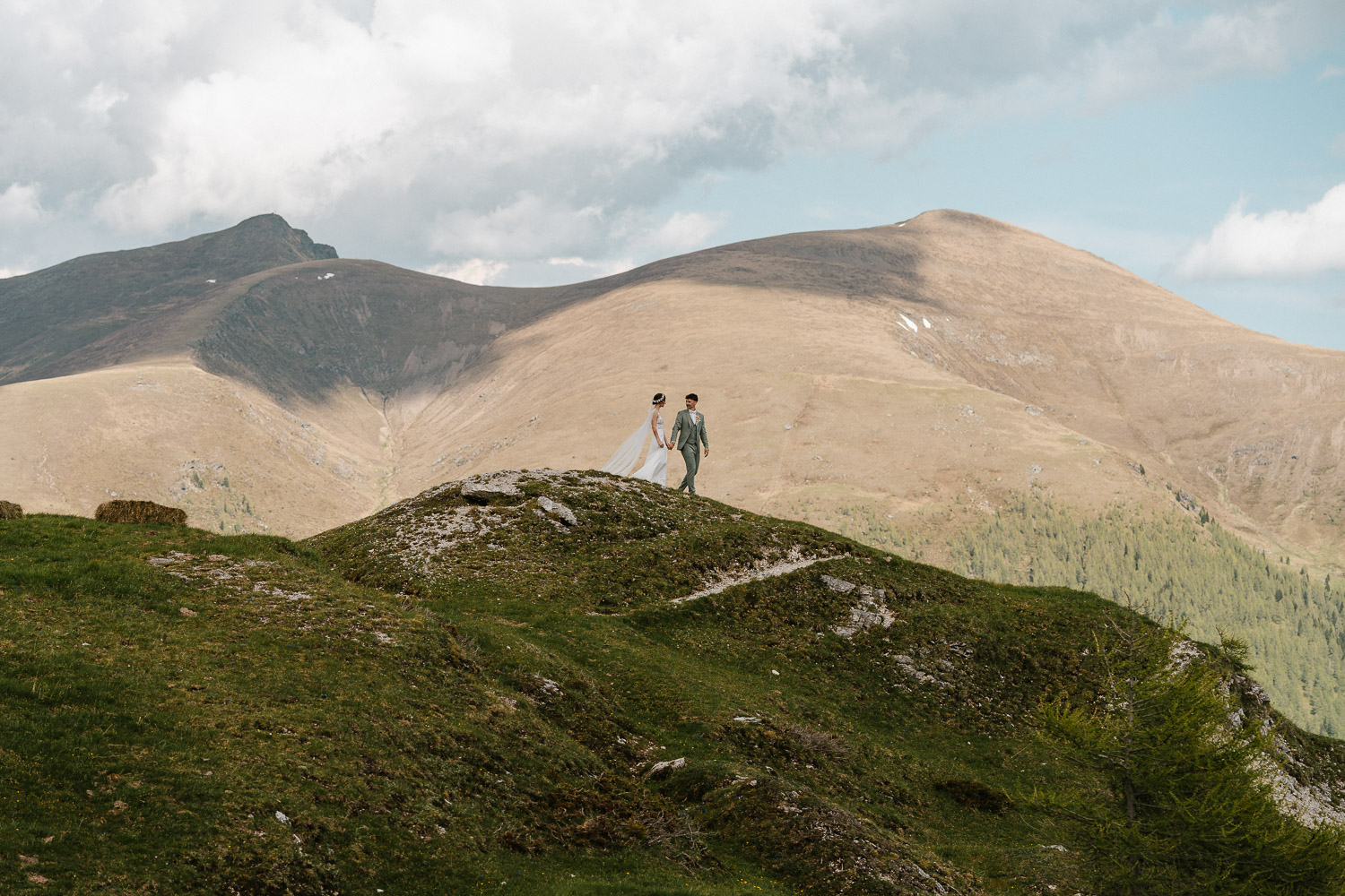 Hochzeitsfoto auf einem Berg in den Nockbergen bei Bad Kleinkirchheim, Hochzeit Berge, Hochzeitsfotograf Kärnten, Hochzeitsreportage Österreich Kärnten, Hochzeit in den Bergen, Bad Kleinkirchheim, Hochzeitsshooting, weddingphoto mountain, Hochzeitslocation Berge Kärnten, Hochzeitsfotograf Bad Kleinkirchheim