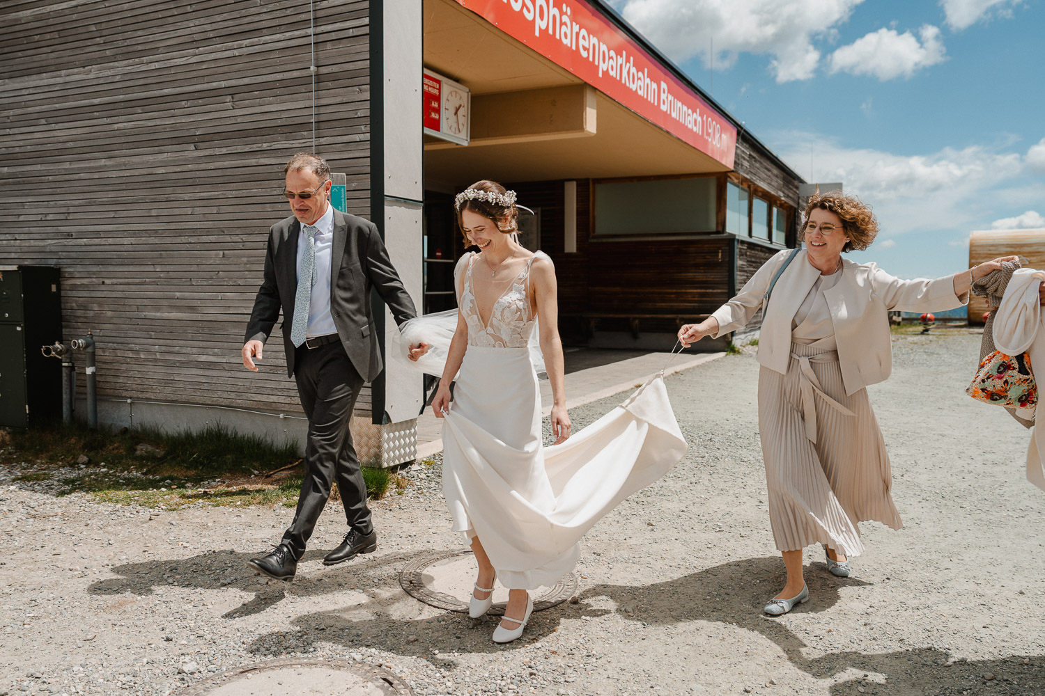 Hochzeit in den Bergen von Kärnten, Der Brautvater holt seine Tochter in der Biosphärenparkbahn Brunnach an der Gondel ab. Hochzeit in den Bergen von Kärnten, Hochzeitsfotograf Valentino Zippo aus Kärnten, Bad Kleinkirchheim Hochzeit, Nockberge Hochzeit, Hochzeitsfotograf Kärnten, Hochzeitsfotos, Heiraten am Gipfel, Alpen, Weddingphotographer Carinthia, Nockberge