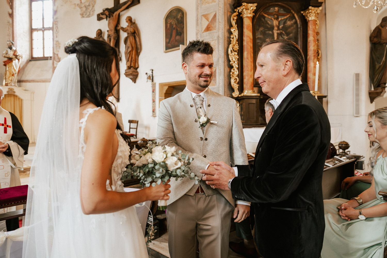 Brautübergabe durch den Vater an den Bräutigam, Seeboden, Millstättersee Hochzeit, Hochzeitsfotos, Kirchliche Trauung, Heiraten am See, Spittal an der Drau