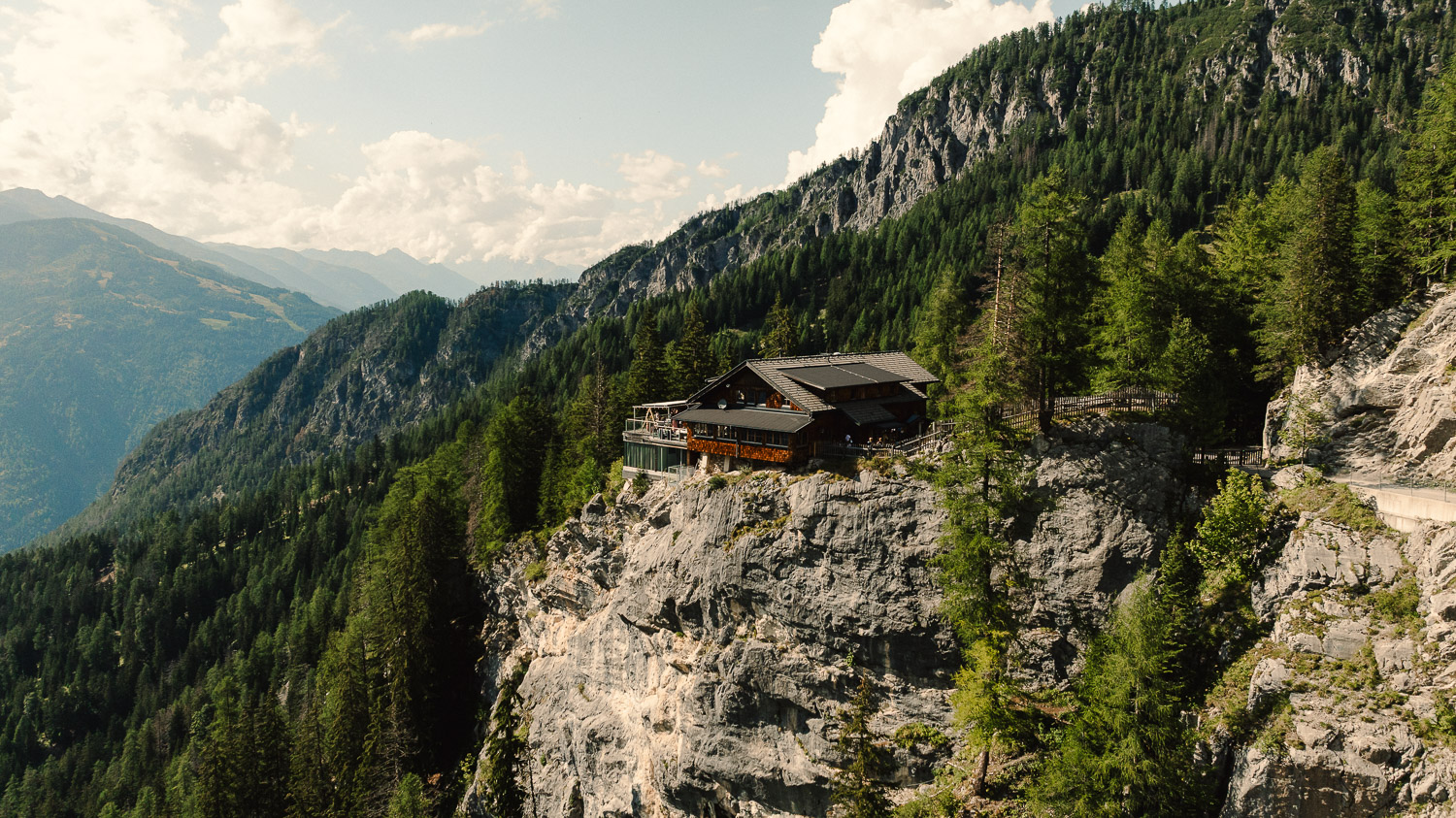 Hochzeit Dolomitenhütte Osttirol, Dronenaufnahme der Dolomitenhütte in den Lienzer Dolomiten, Hochzeit in den Bergen, Hochzeit Osttirol, Lienz, Hochzeitsfotograf Lienz, Heiraten in den Dolomiten, Berghochzeit,