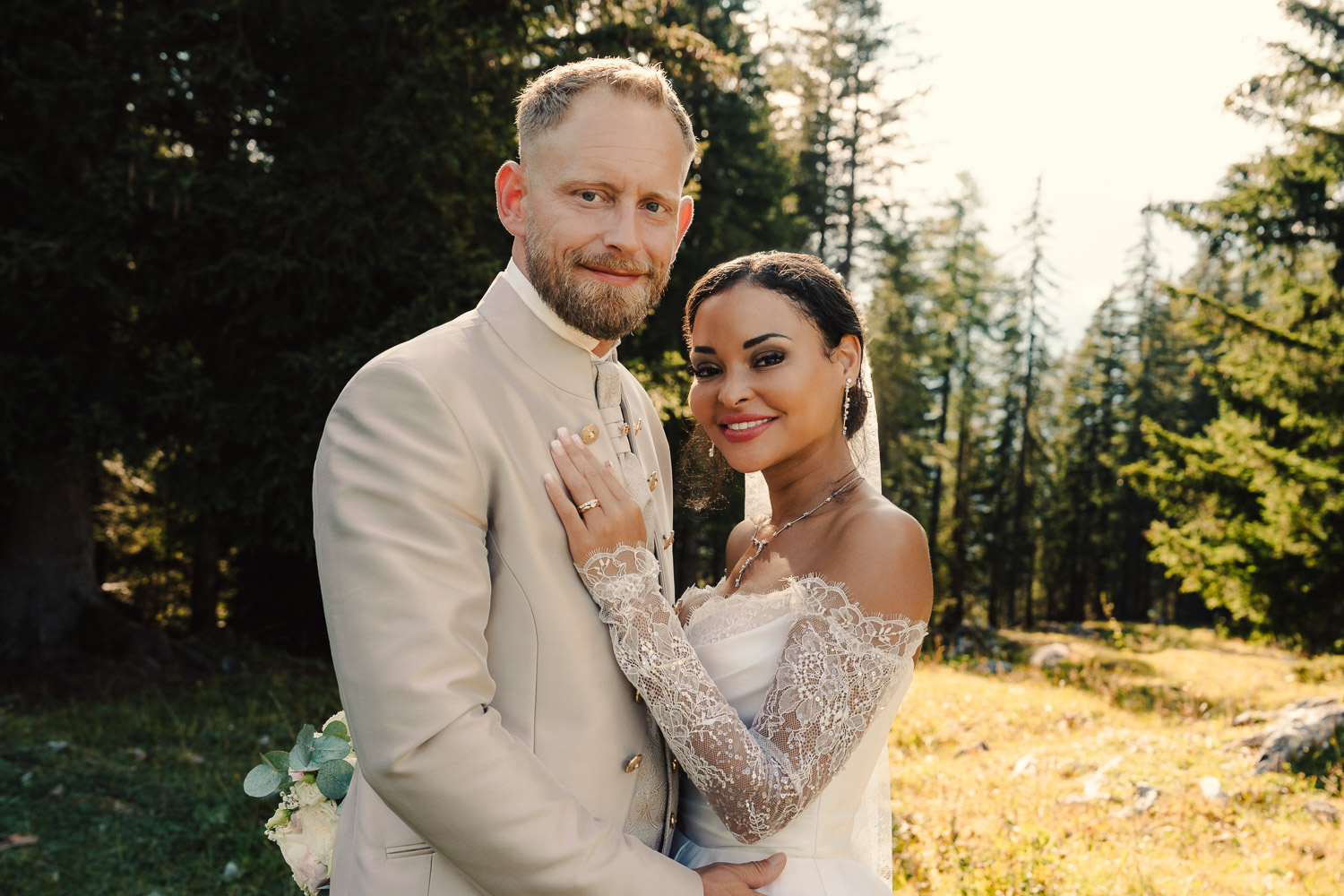 Hochzeitsportrait vom Brautpaar Nahe der Dolomitenhütte in Osttirol, Hochzeitsfotograf Lienz Valentino Zippo, Dolomites, Mountain wedding, wedding photos mountain, Hochzeitsfotograf Österreich, weddingportrait, Hochzeitsreportage Lienz, Fotograf
