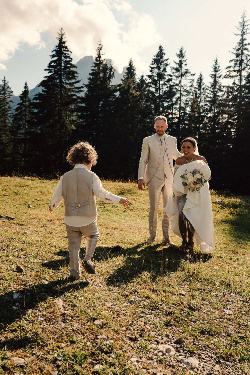 Hochzeitsportrait vom Brautpaar Nahe der Dolomitenhütte in Osttirol, Hochzeitsfotograf Lienz Valentino Zippo, Dolomites, Mountain wedding, wedding photos mountain, Hochzeitsfotograf Österreich, weddingportrait, Hochzeitsreportage Lienz, Fotograf