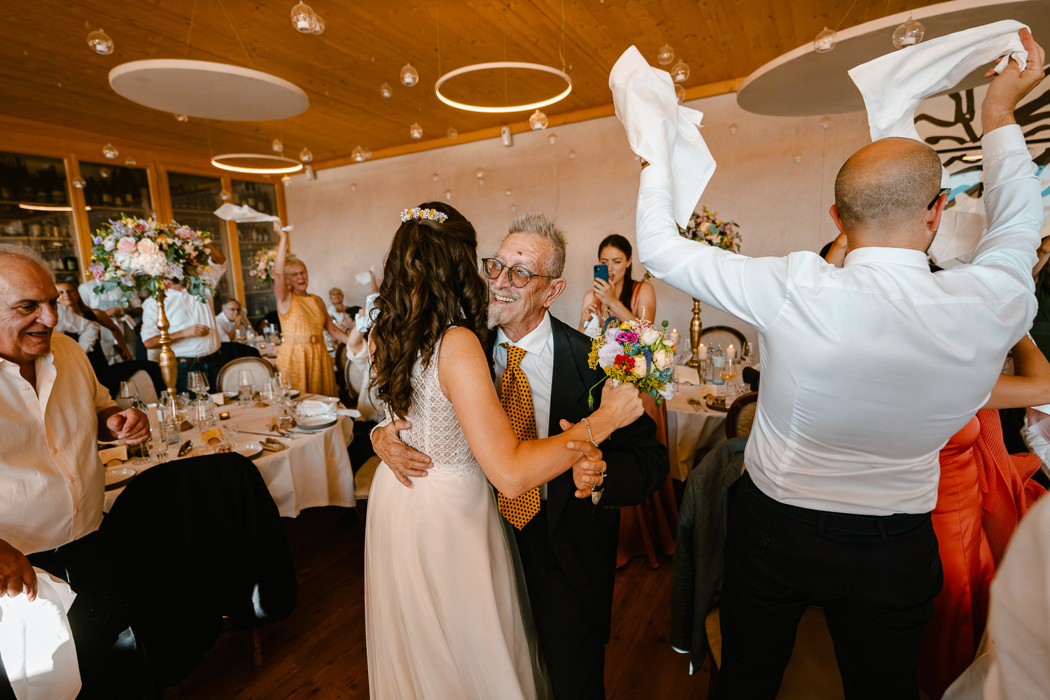 Hochzeit in der Stiftsschmiede Ossiach und tanzende Gäste