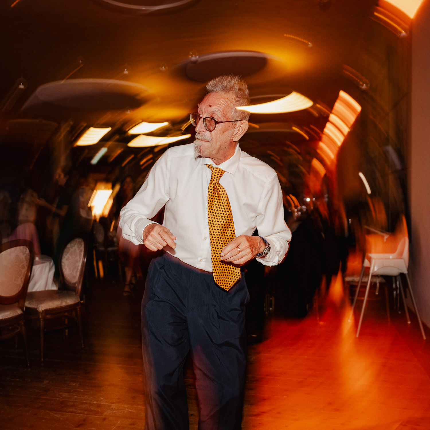 Hochzeitsparty in der Stifsschmiede Ossiach mit einem tanzenden Gast. Dj von JET Events sorgte für gute Stimmung