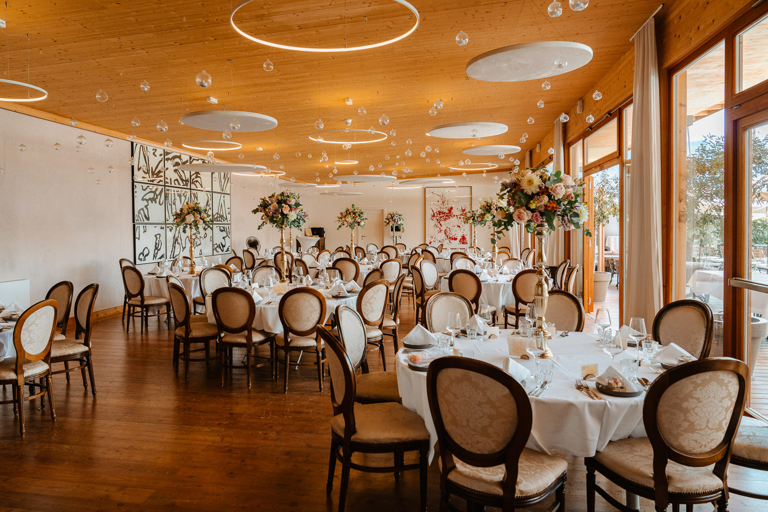 Speisesaal der Hochzeitslocation Stiftsschmiede Ossiach für Hochzeiten schön dekoriert mit Blumen und Kerzen